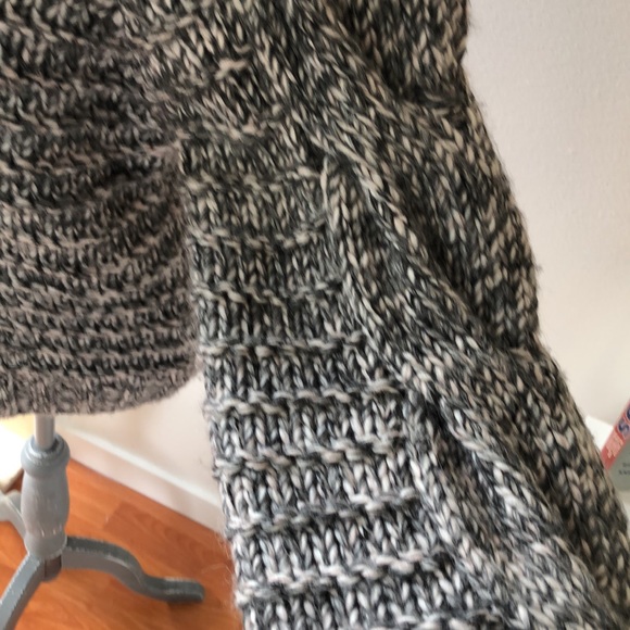 GAP Cable Knit Sweater - Picture 4 of 9